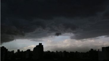 De noche en pleno día. Así se puso el cielo minutos antes de la lluvia.