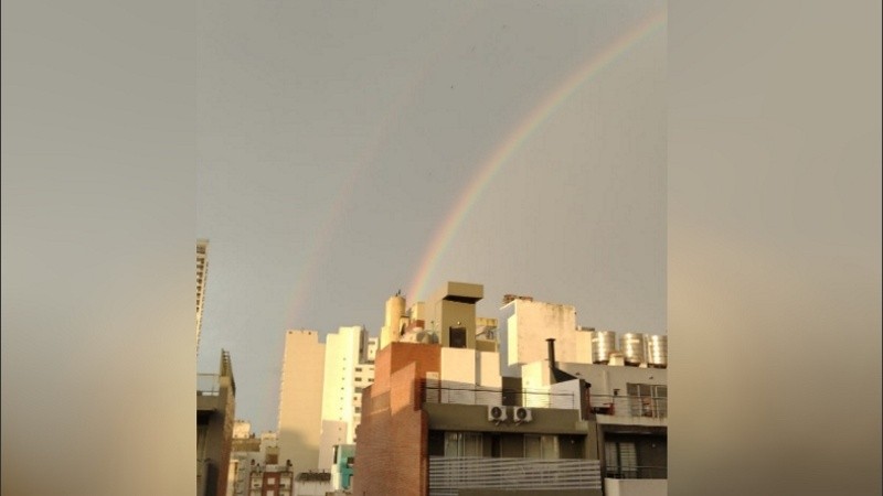 El doble arco iris dibujado sobre el cielo
