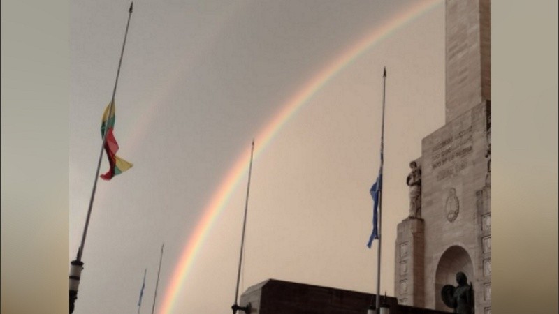 El arco iris detrás del Monumento a la Bandera.