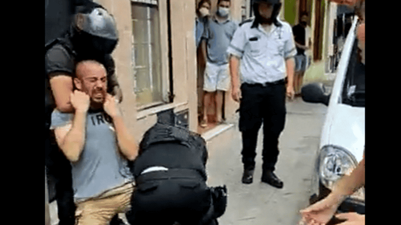 Tras la multa y la discusión, Ricardo fue estrangulado y tirado al piso por policías.