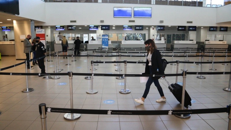 La persona de Rosario contagiada con Ómicron regresó de Estados Unidos días atrás