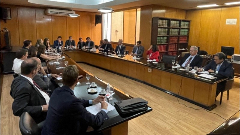La mesa de coordinación para el abordaje de la narcocriminalidad y los delitos conexos desarrollada en la sede de la Cámara Federal de Apelaciones de Rosario, que contó con la participación de fiscales federales y provinciales.