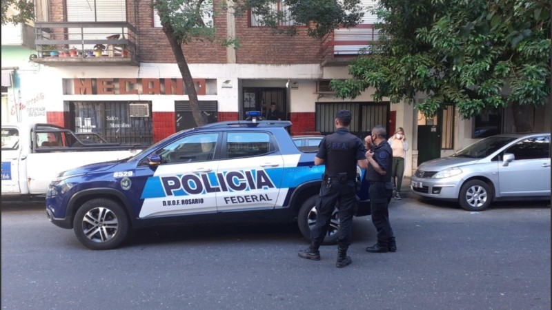 Agentes de la Federal trabajando en el ingreso al edifcio.