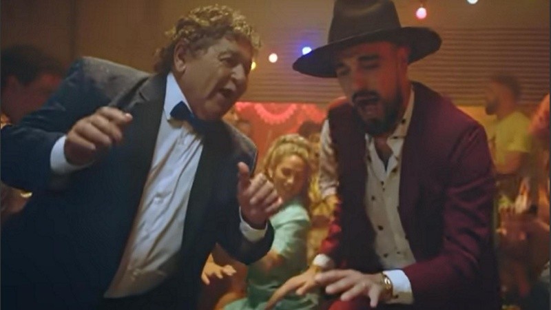 Cacho Deicas y Abel Pintos, en una escena del video de 