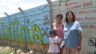 Las tunas por Walter Campos, muerto a los 16, detrás de Gregoria, la mamá ya fallecida, y hermanas.