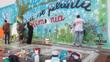 24 de marzo de 2021 y homenaje a Juane Basso. El mural fue tapado por la Municipalidad.