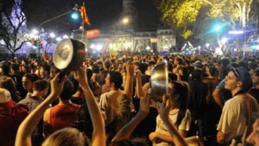 Los cacerolazos de multiplicaron en las calles al grito de: "Que se vayan todos".