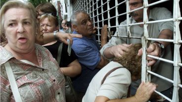 Jubilados se agolpaban frente a las sucursales bancarias para reclamar sus ahorros.