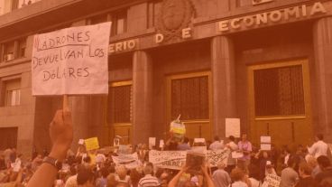 El corralito intentó atajar la fuga de capitales pero ya era demasiado tarde.