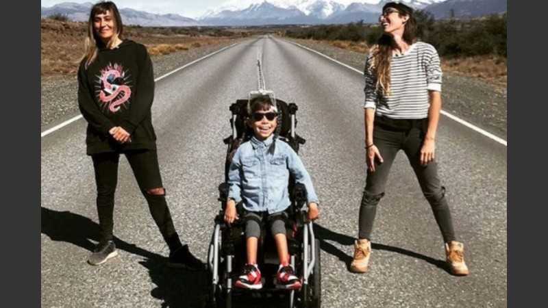 Olivia y sus mamás en unos de los tantos viajes que hacen junto al hermano Silver.