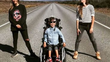 Olivia y sus mamás en unos de los tantos viajes que hacen junto al hermano Silver.