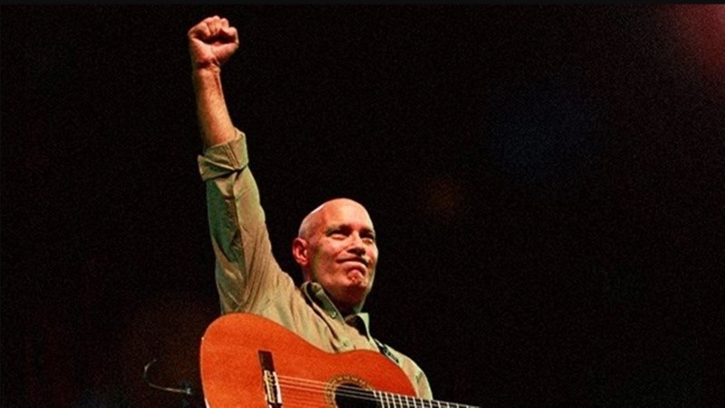 El trovador cubano murió a los 74 años.