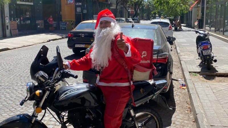 Repartidor disfrazado de Papá Noel.
