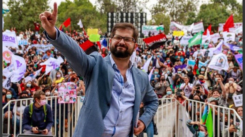 Boric se transformó en el presidente más joven de la historia en Chile. 