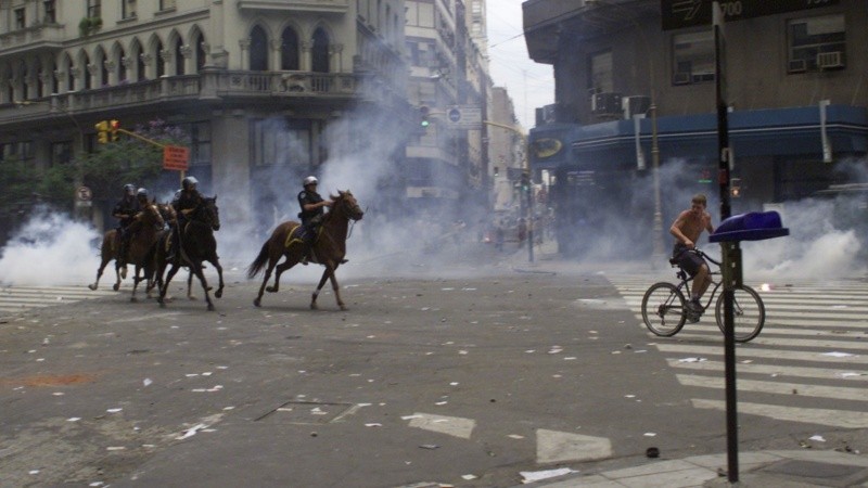 Imágenes de la feroz represión policial en diciembre de 2001