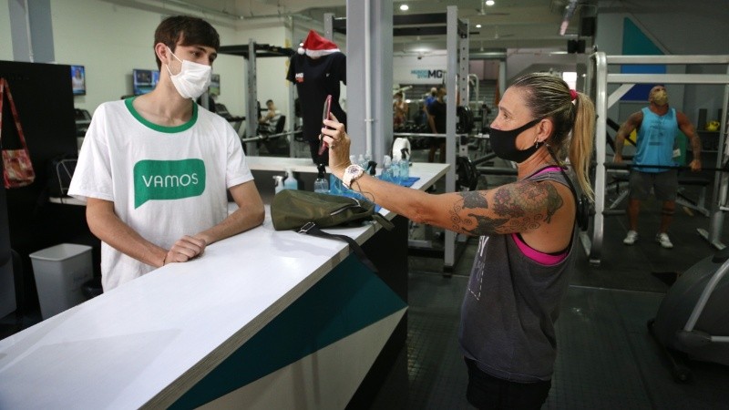Control del pase sanitario en un gimnasio del centro este martes.