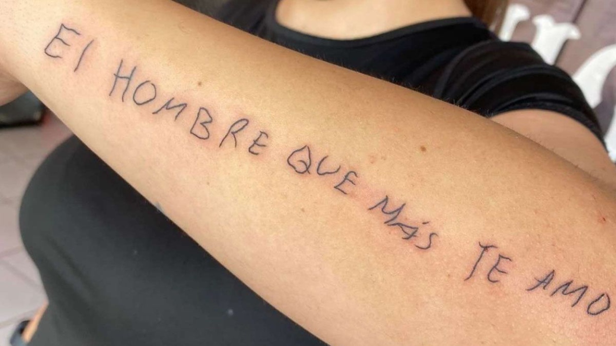 De puño y letra: una chica se tatuó el último mensaje que le escribió su  papá antes de morir | Rosario3
