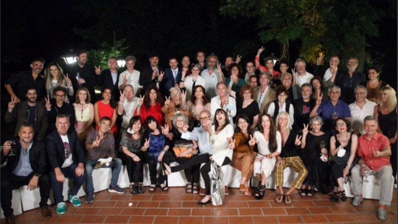 Cristina Kirchner se reunió con artistas y comunicadores.