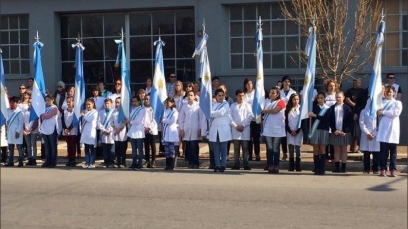 Los alumnos ya no deben obtener el mejor promedio para portar la insignia nacional o provincial.