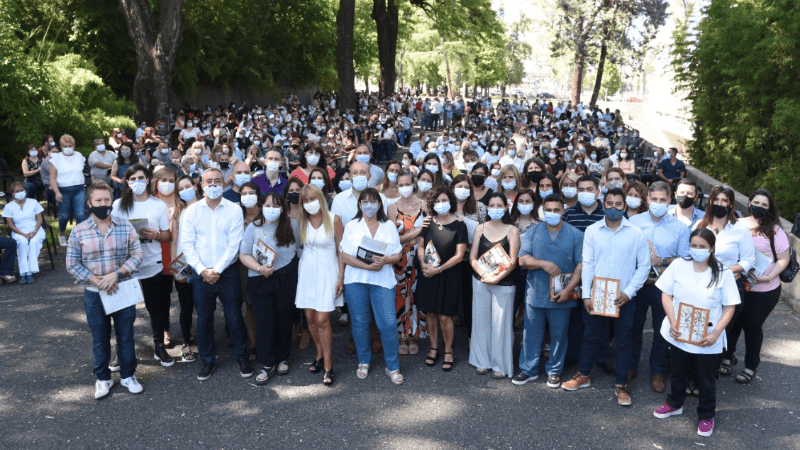 La foto grupal se tomó en el Jardín de los niños.