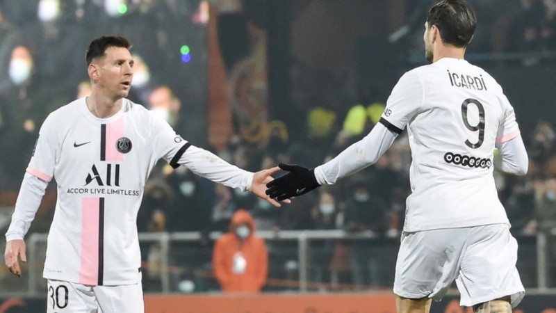 Los rosarinos se saludan tras el empate anotado por Icardi sobre el final. 