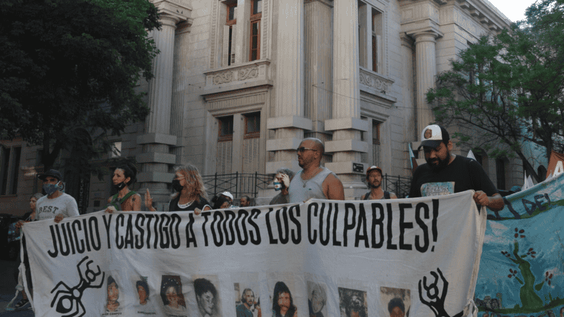 La marcha del 20 en Rosario con la bandera con las víctimas en Santa Fe.