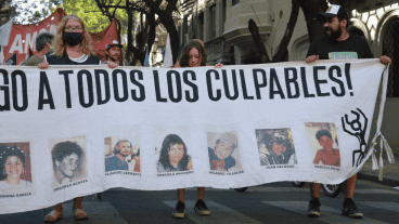 La marcha del 20 en Rosario con la bandera con las víctimas en Santa Fe.