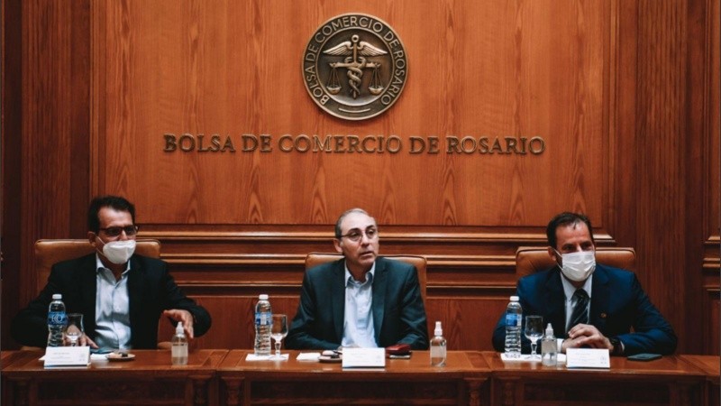 Miguel Simioni, presidente de la Bolsa, entre los dos funcionarios del gobierno nacional