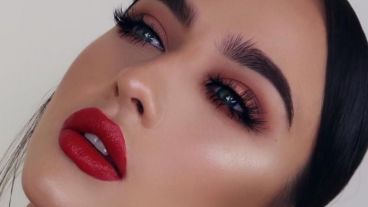 Se puede resaltar aún más el rostro, complementando el make up de ojos con un labial que siga la misma gama de colores