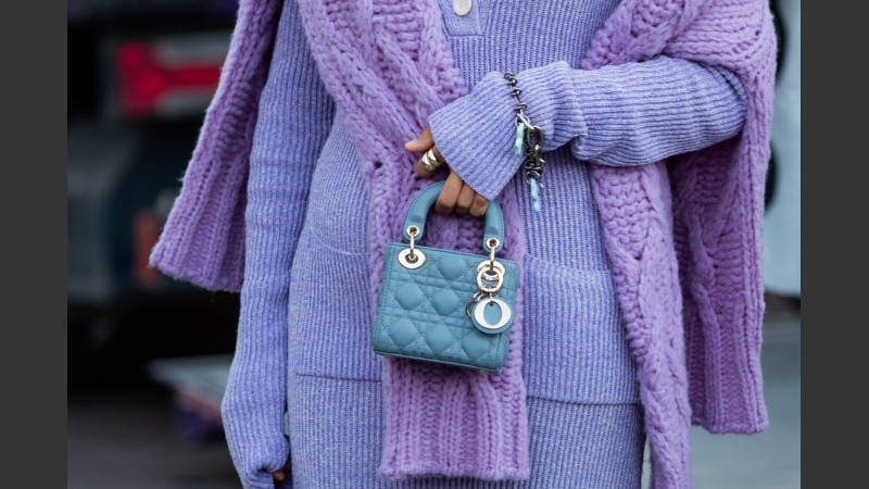 Se trata de una mezcla entre el azul y el rojo violáceo, apelando al significado de la transformacion