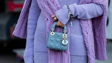 Se trata de una mezcla entre el azul y el rojo violáceo, apelando al significado de la transformacion