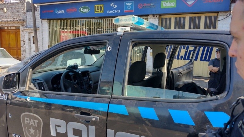Tres de los impactos de bala en el móvil 8330 de la PAT.