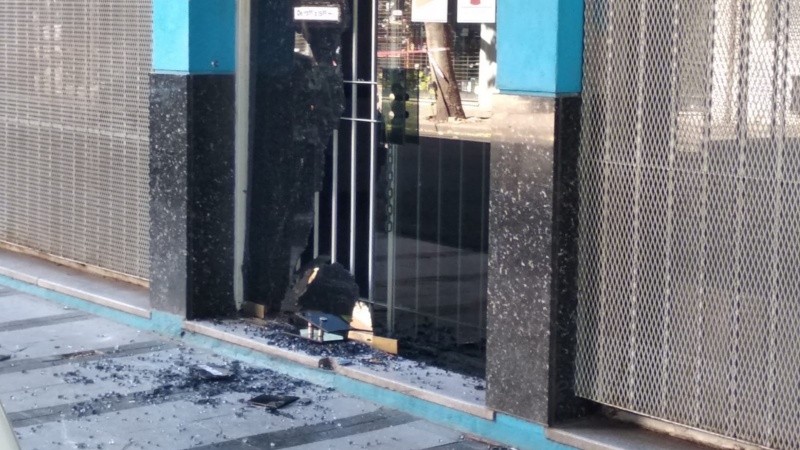 El ataque ocurrió contra el frente de la sede gremial de Roca al 1000.