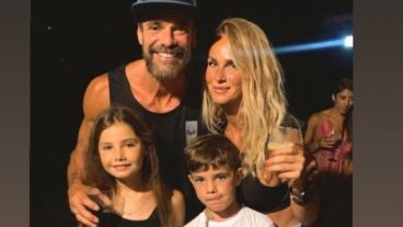 Sabrina Rojas y Luciano Castro disfrutando junto a sus hijos.