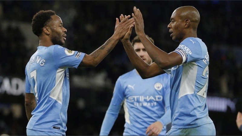 Raheem Sterling celebra el gol que marcó el 6 a 3 del Manchester City ante el Leicester.
