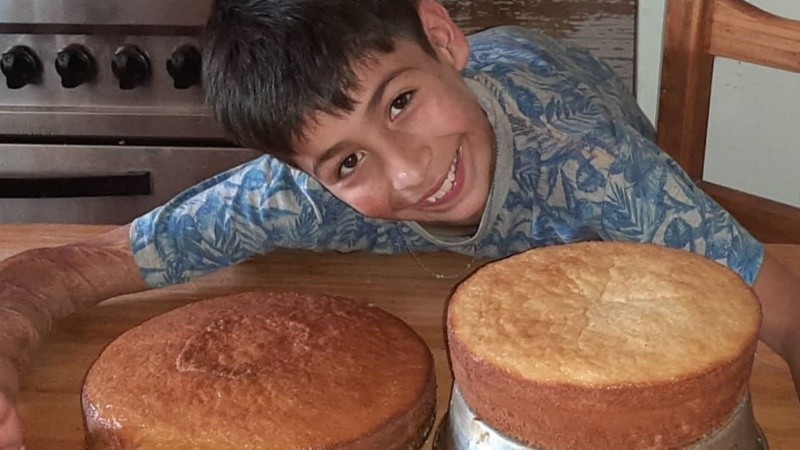 Joaquín es furor en redes, a través de la creación de sus tortas. 