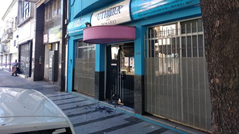 Los peritos encontraron dos balas en el lugar, una rompió el blindex y la otra rebotó y quedó en la calle