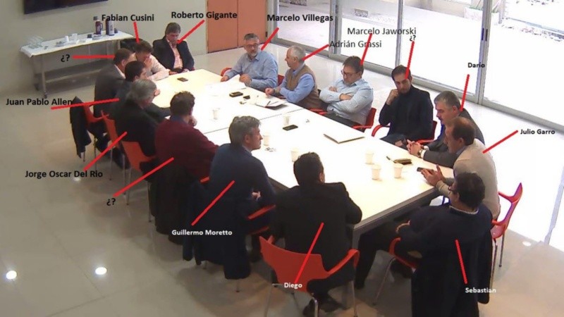 La imagen de una de las reuniones que se denunció.