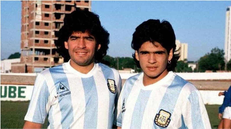 Diego y Hugo posando con la camiseta de la selección.