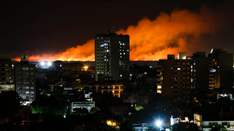 Así se veían los incendios este martes por la noche frente al acceso sur de Rosario.