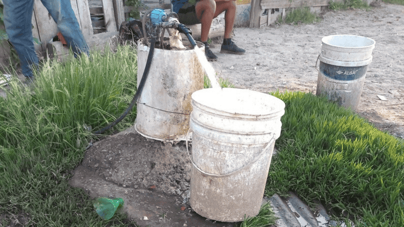 Las canillas comunitarias o la solidaridad entre vecinos para hacerse de agua.