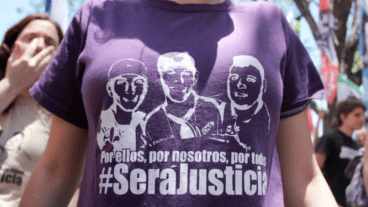 Las siluetas de Jere, Mono y Patom en un remera el día de la sentencia en 2014.