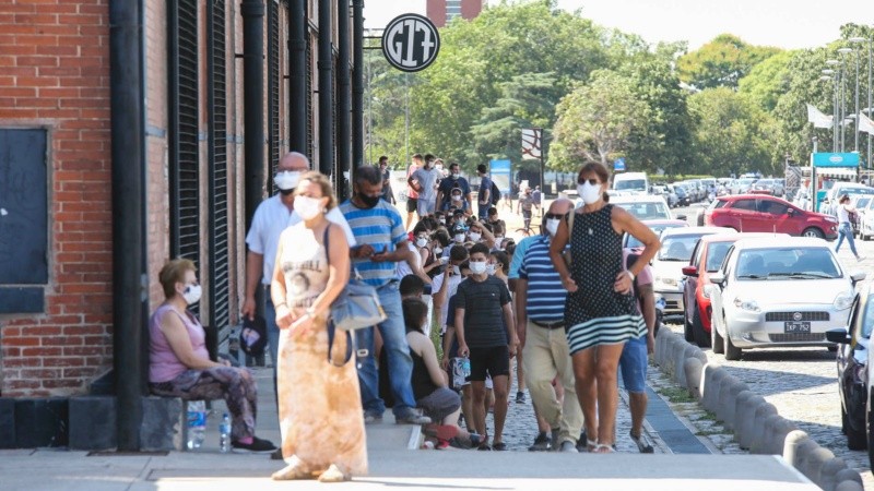 Otra jornada de largas colas para testearse en Rosario.