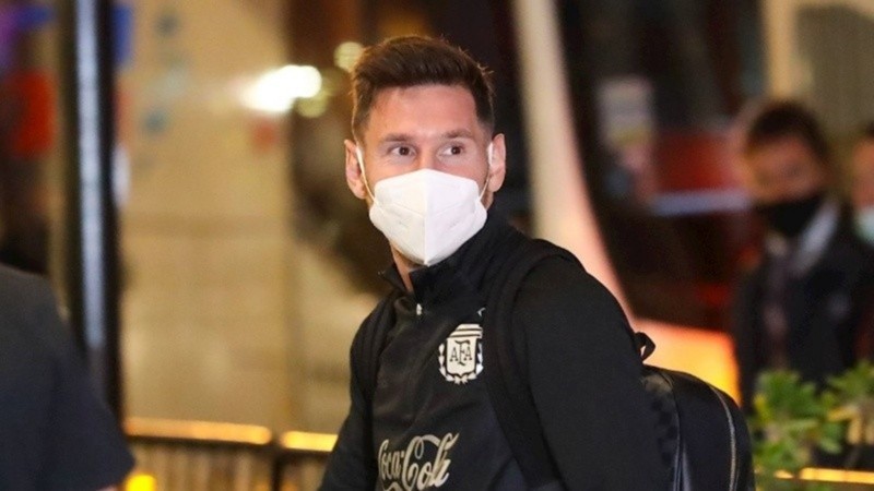 Messi deberá quedar aislado por positivo de coronavirus.