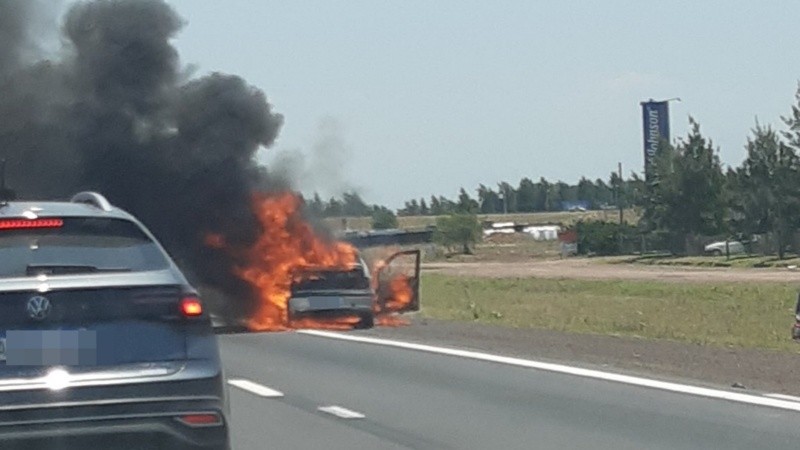 Las llamas en el auto, en la autopista Rosario-Córdoba.