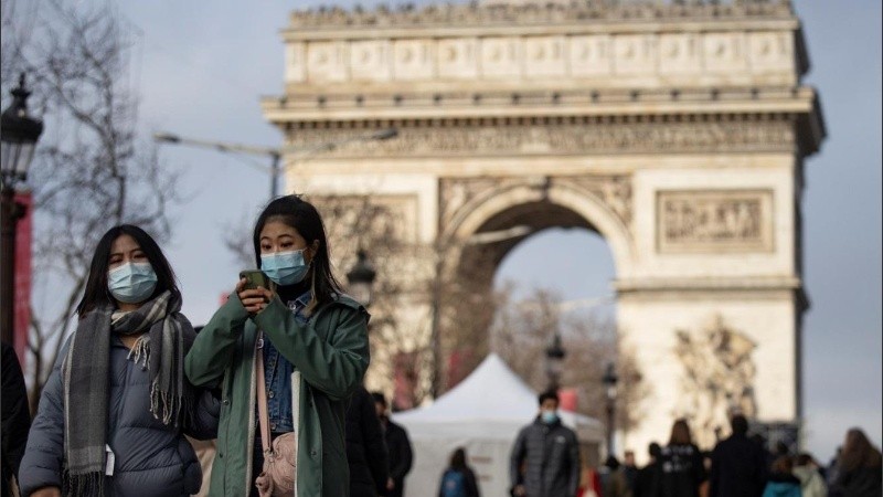 Desde el 31 de diciembre es obligatorios usar tapabocas en las calles de París (Francia)