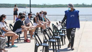 Después de las largas colas para hisoparse, de a poco la situación se estabiliza en la ciudad.