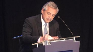 Fernández hizo público su pedido a la AFI para contra la gestión de Cambiemos.