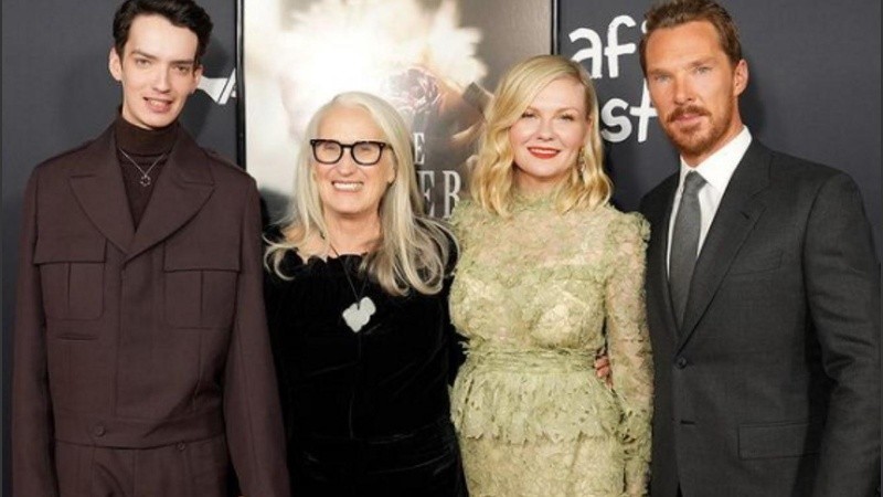 Kodi Smit-McPhee, Jane Campion, Kirsten Dunst y Benedict Cumberbatch;L el elenco y la directora de “El poder del perro”.