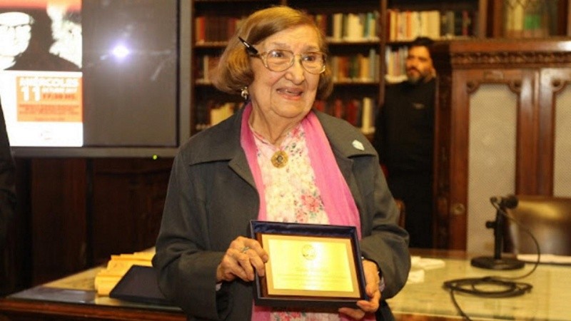 Elena Tchalidy recibió la Medalla al Mérito por su 